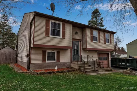6562 Royal Pkwy S, Lockport, NY 14094