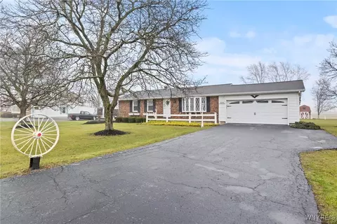 4466 Beach Ridge Rd, Pendleton, NY 14094