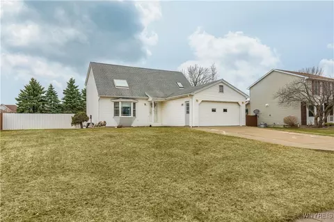 37 Country Pl, Lancaster, NY 14086