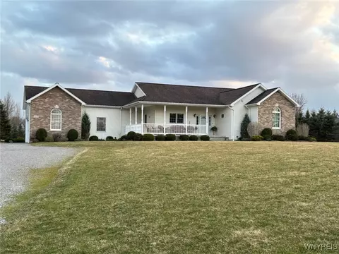 10155 Martin Rd, Clarence Center, NY 14032