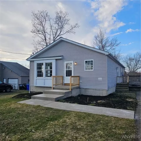 111 Grove St, Evans, NY 14006