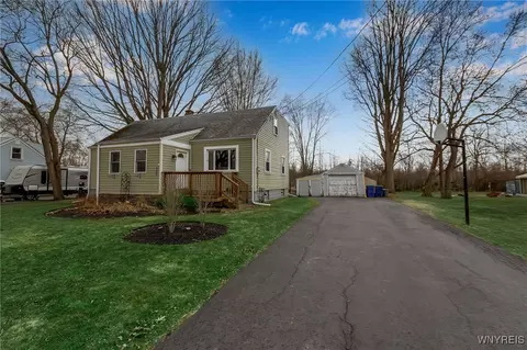 5898 Garlow Rd, Niagara Falls, NY 14304