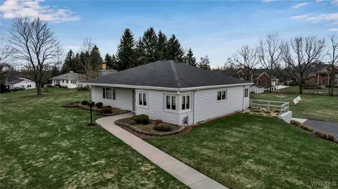 5125 Brookfield Ln, Clarence, NY 14031