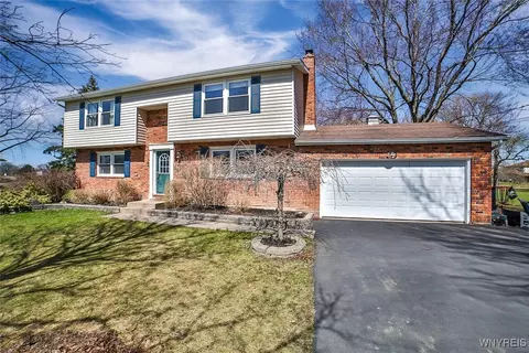 2094 Adams Cir, Ransomville, NY 14131