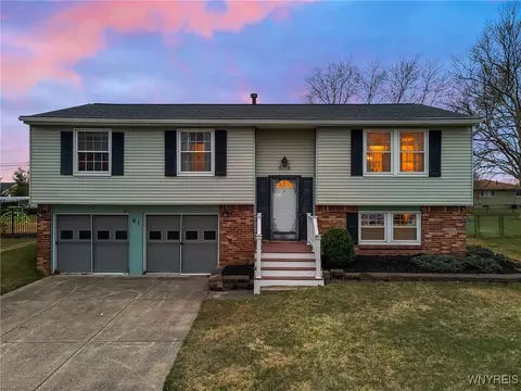 61 Roycroft Dr, West Seneca, NY 14224