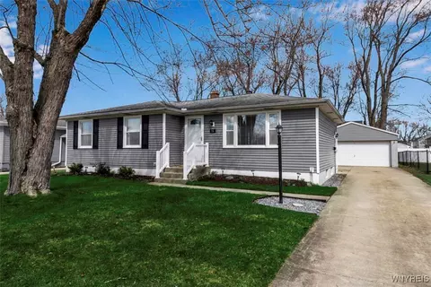 16 Willowcrest Dr, West Seneca, NY 14224