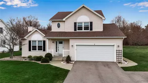 7 Windsor Ridge Dr, Lancaster, NY 14086