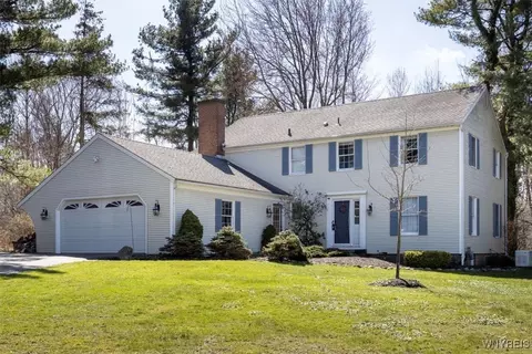33 Tanglewood Dr W, Orchard Park, NY 14127