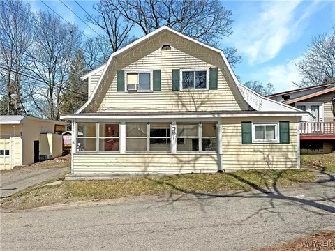 6977 18 Hedding Ave, Castile, NY 14427