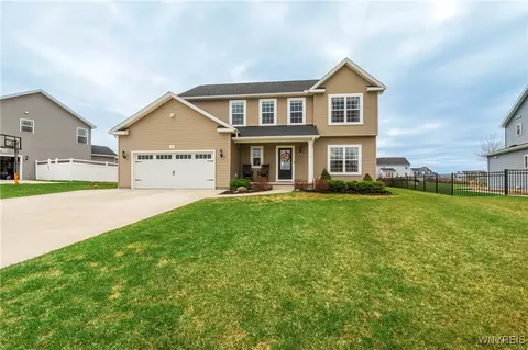 10 Weathersfield Ln, Lancaster, NY 14086