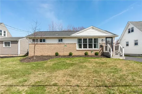 162 Irwinwood Rd, Lancaster, NY 14086
