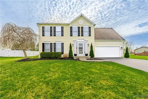 6421 Cherrywood Ln, Lockport, NY 14094