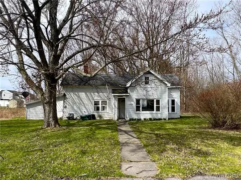 7376 Shawnee Rd, Wheatfield, NY 14120