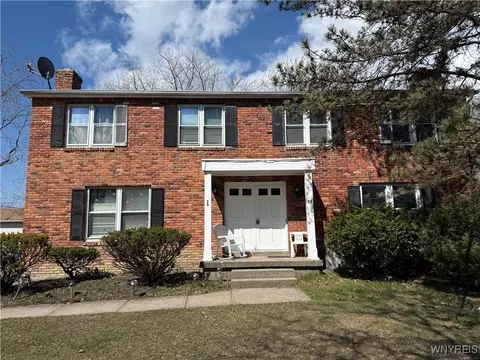 29 Fairgreen Dr, Amherst, NY 14228