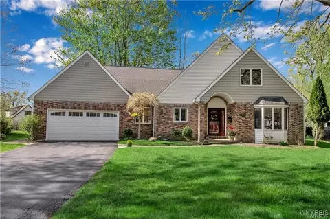 122 Huntington Ct, Amherst, NY 14221