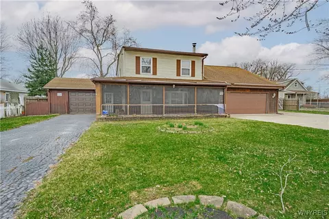 4737 Creekside Pkwy, Niagara, NY 14305