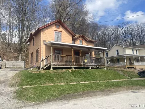 32 Park Rd E, Castile, NY 14427