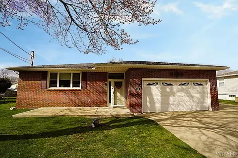 15 Schaefer Rd, West Seneca, NY 14218