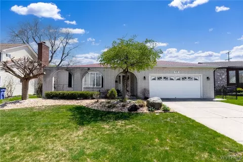 38 Brush Creek Rd, Amherst, NY 14221