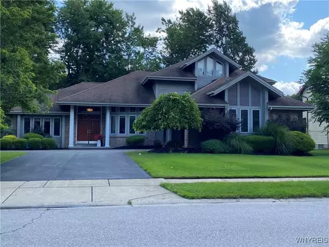 17 Prestonwood Ln, East Amherst, NY 14051