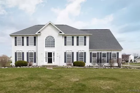 5689 Field Brook Dr, East Amherst, NY 14051