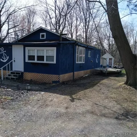 9370 Lemon St, Evans, NY 14006