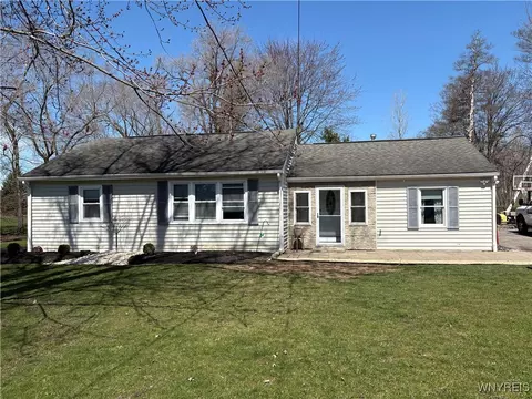 3899 Mapleton Rd, Wheatfield, NY 14120