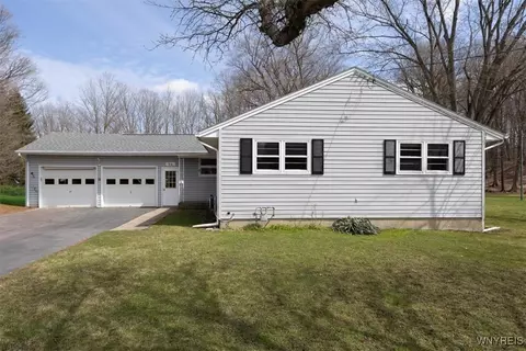 56 Balcom Dr, Aurora, NY 14052