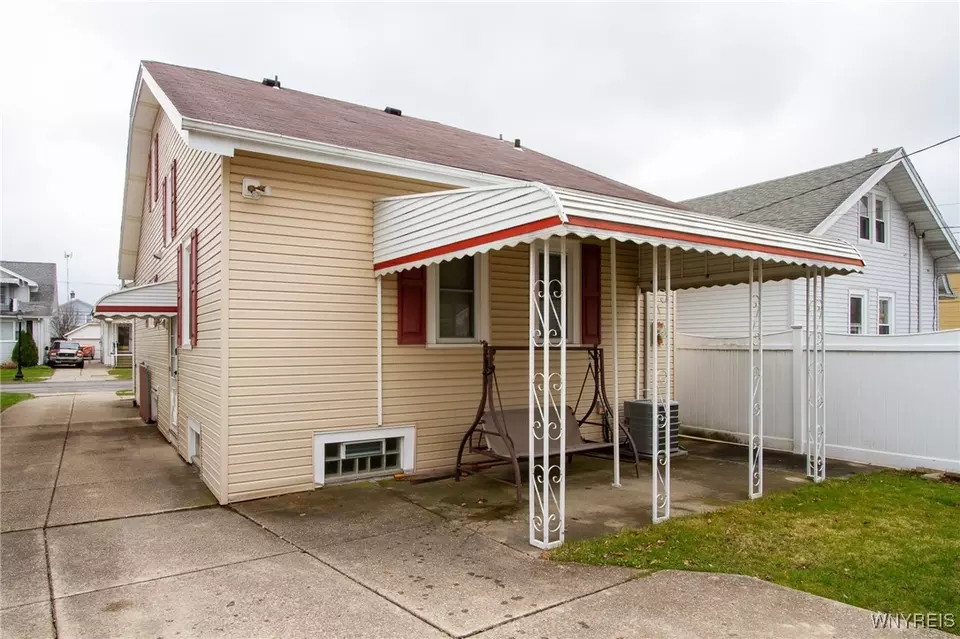 Exterior - 257 Westgate Rd, Kenmore, NY 14217 photo 2 of 3