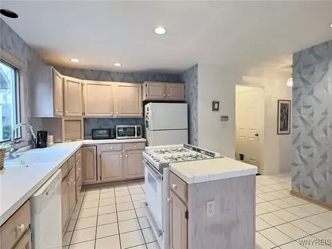 Kitchen - 8 Eagles Trce, Amherst, NY 14221 photo 3 of 4