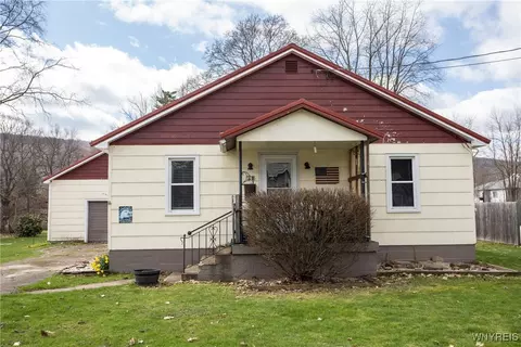 36 Baker St, Salamanca, NY 14779