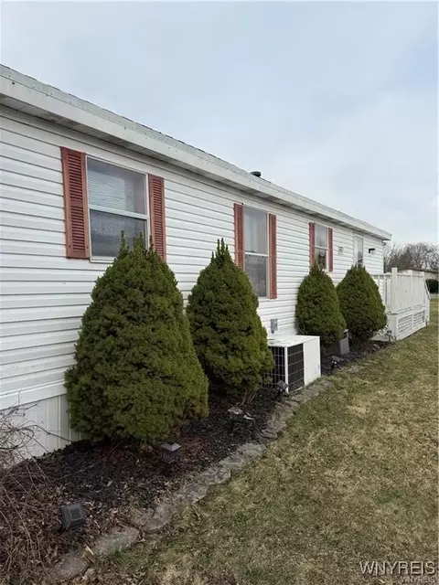 428 Chestnut Dr, Lockport, NY 14094