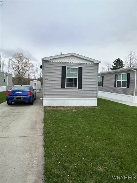 859 Nicole Ln, Evans, NY 14006