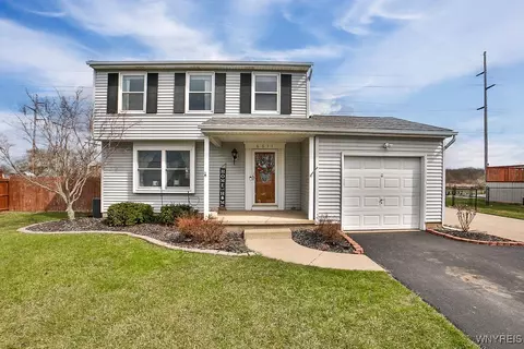 6611 Royal Pkwy N, Lockport, NY 14094