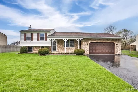 6553 Royal Pkwy N, Lockport, NY 14094