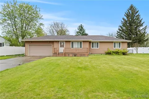 992 N Hewitt Dr, Lewiston, NY 14092