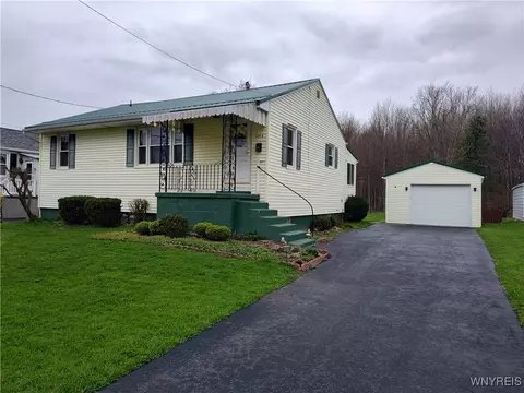 2548 Sunset Dr, Eden, NY 14057