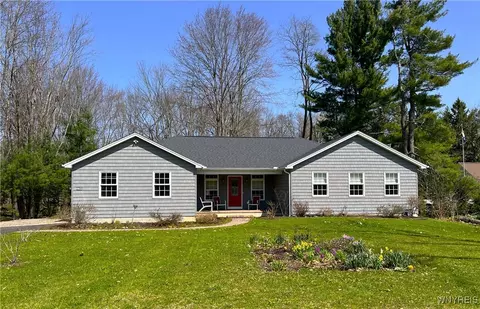 3790 Hampton Brook Dr, Hamburg, NY 14075