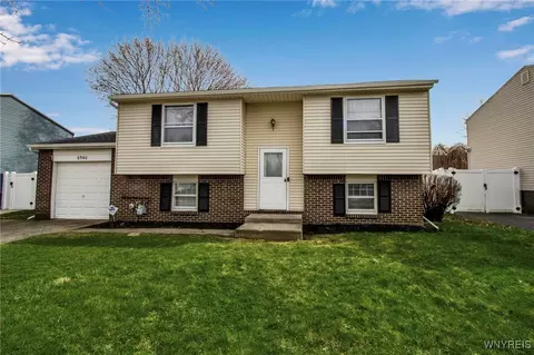 6940 Academy Ln, Lockport, NY 14094