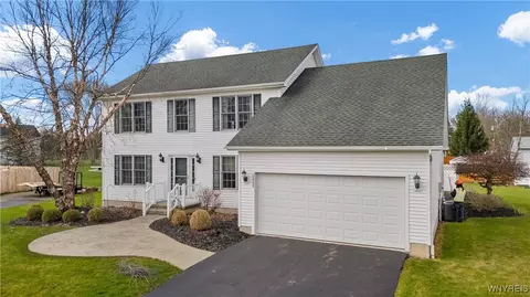 6868 Forestview Dr, Lockport, NY 14094