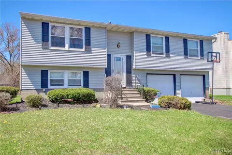 226 Oakhill Dr, Hamburg, NY 14075