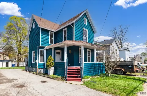 37 Juniper St, Lockport, NY 14094