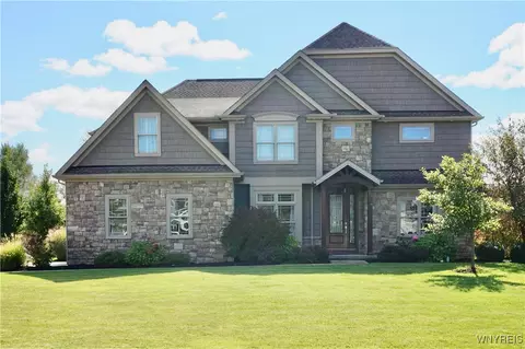 5542 Meadowglen Dr, Clarence Center, NY 14032