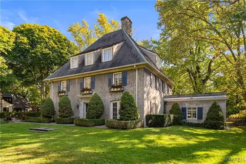 460 Mountain View Dr, Lewiston, NY 14092