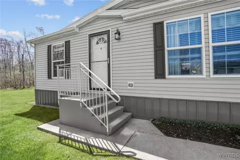 745 Thomas Ln, Evans, NY 14006