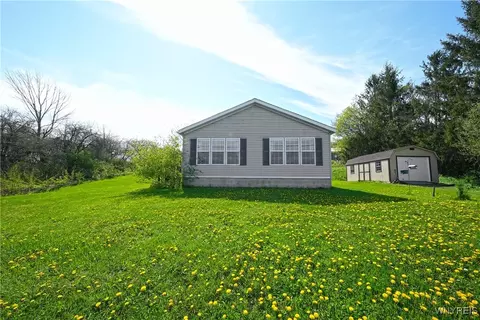 10685 Eastland Rd, Delevan, NY 14042