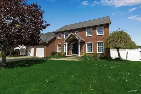 3472 Stevenson Ct, Wheatfield, NY 14120