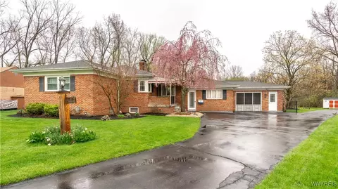 56 Parkdale Dr, Lancaster, NY 14086