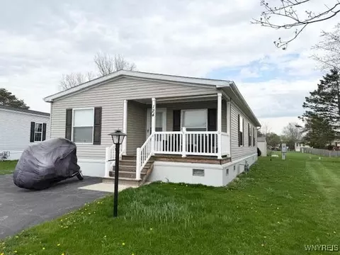 124 Elmhurst Dr, Lockport, NY 14094