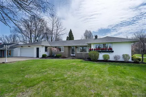 286 Creekside Dr, Tonawanda, NY 14150